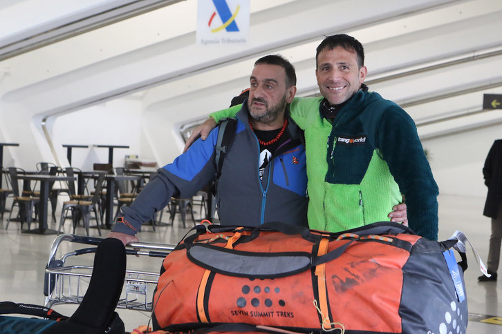 Un sonriente Alex Txikon, junto a Eneko Garamendi, miembro de la expedición, donde ejerce como cocinero, a su llegada a Loiu.