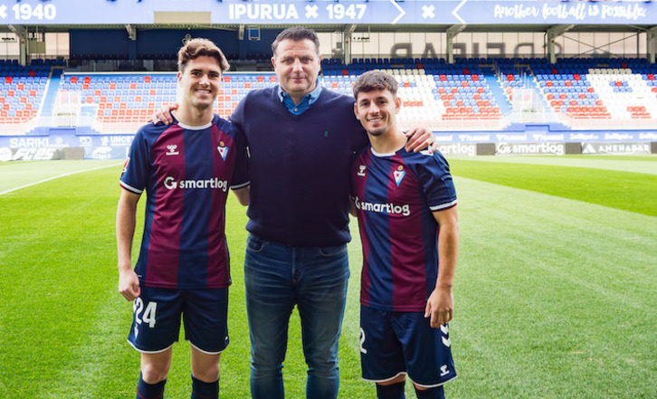 Javi Martínez e Iván Gil escoltan a César Palacios en Ipurua.