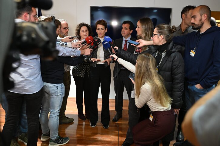 La lehendakari Chivite atiende a los medios al término de la reunión en Madrid. 