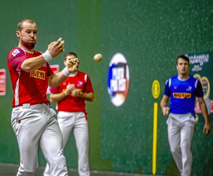 Aitor Elordi, pilotakada bat ematen Ogetako partidan.