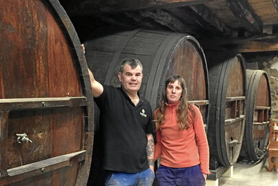 Joseba Rubio y Montse Armendariz, dando los últimos toques al comedor de la nueva sidrería, ubicada en un caserón del pueblo de Madotz.