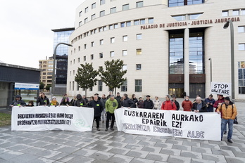 Hizkuntza eskakizunak kamusten dituzten epaien aurkako elkarretaratzea Iruñean, iaz.