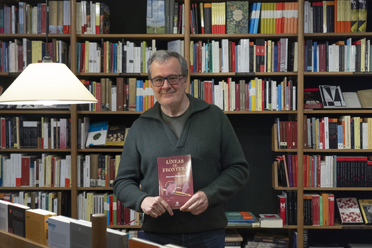 El historiador Fernando Mikelarena posa con su primera novela histórica, ‘Líneas de frontera’.