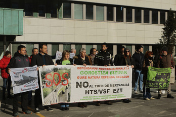 Concentración de colectivos ecologistas para exigir al Ayuntamiento de Barakaldo que actúe en los tribunales contra la Variante Sur Ferroviaria.