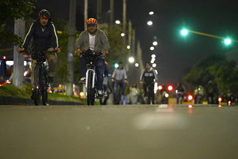 Ciclistas en una calle de Bogotá.