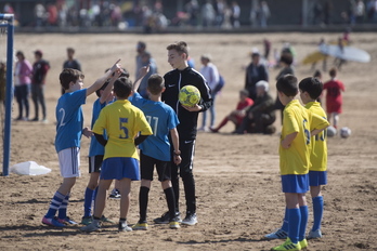 Fútbol escolar en la playa de Zarautz.