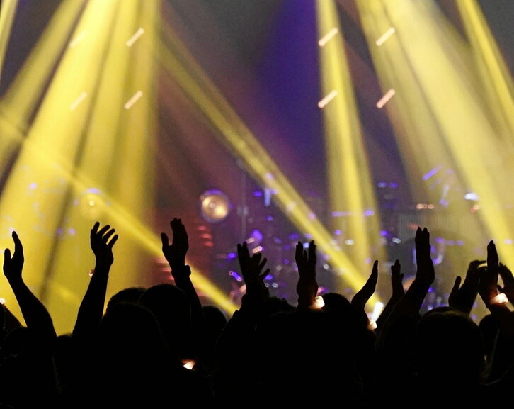 «Glamour» faltsuaren atzean lanbide batzuek ezkutatzen dituzten estutasunak eta ezintasun ekonomikoak utzi ditu agerian euskal artisten lan eta bizi baldintzei buruzko inkestak