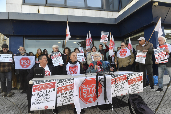 Stop Desahucios, en la comparecencia en Donostia en que reclamó solución a este tema antes del 31 de diciembre. El Gobierno español lo hizo pero las derechas lo han tumbado.