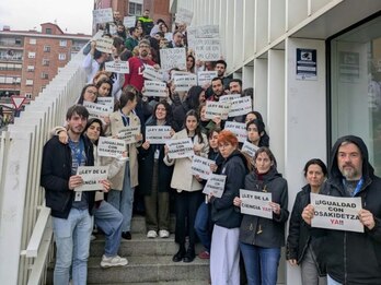 Los trabajadores se han concentrado ante el Hospital de Cruces.