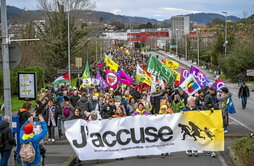 La protesta arrancó en Irun y activistas le abrieron paso encendiendo bengalas de colores.