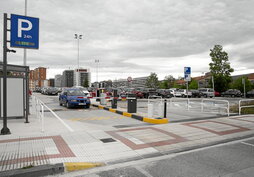 Entrada a uno de los parkings disuasorios que el Ayuntamiento de Iruñea tiene en el barrio de Arrosadia.