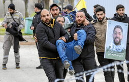 Libaneses llevan a un herido en una de las protestas contra la presencia del Ejército israelí.