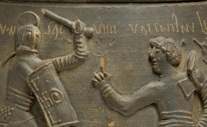 Dos gladiadores aparecen en una vasija que se muestra en la exposición ‘Gladiadores en Gran Bretaña’.