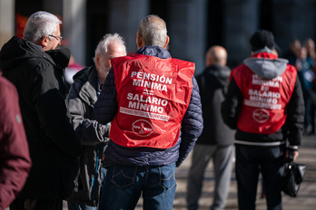 Pensionistas, este lunes en la Plaza Nueva de Gasteiz.