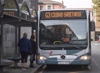 En Lurraldebus los menores tendrán que enseñar su txartela "gazte" al conductor, quien les dará un billete gratuito en papel.