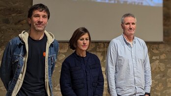 Responsables del Ayuntamiento de Azpeitia, con la alcaldesa Alkorta en el centro, al presentar el viernes esta medida.