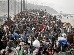 La carretera Rashid, abarrotada de desplazados de regreso al norte de Gaza.