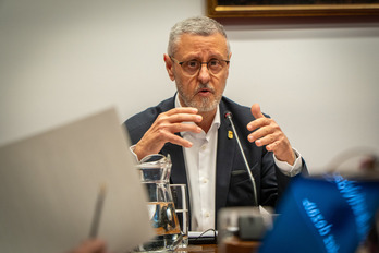 Martín Zabalza ha presentado la segunda memoria en el Parlamento de Nafarroa.