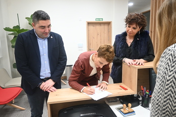 María Chivite presenta la documentación su reelección como secretaria general del PSN, junto a Tirso Calvo y Ainhoa Unzu.