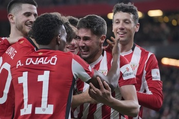 Martón celebra con sus compañeros el gol de la sentencia.