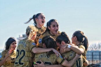 Las donostiarras celebran el gol de Eizagirre, que les colocaba por delante en el marcador.