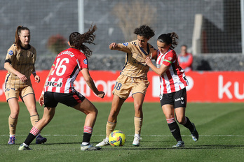 Elba, autora del gol armero, protege el balón ante Vilariño.