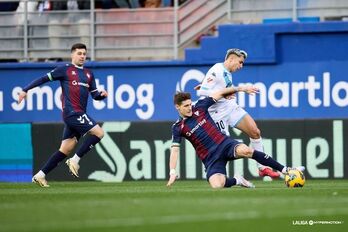 Cristian arrebata el balón a Yeremay.