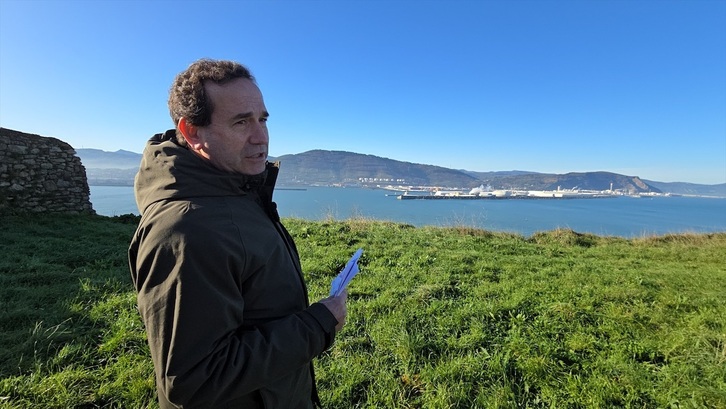 El portavoz del PP de Getxo, en La Galea, frente al área industrial portuaria de Zierbena.