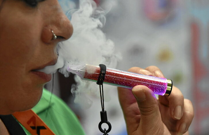 Emakume bat zigarro elektronikoarekin bapeatzen. Adituek osasunerako kaltegarria dela ohartarazi dute.