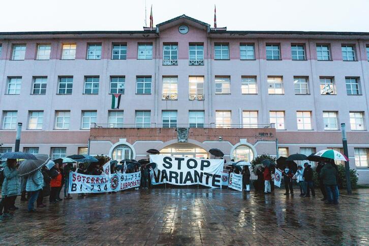 Concentración vecinal esta mañana ante la casa consistorial de Abanto.