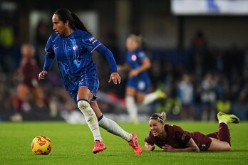 Kennedy mira impotente desde el suelo cómo Mayra se encamina a marcar en el último partido liguero entre Chelsea y City, que acabó con victoria londinense.