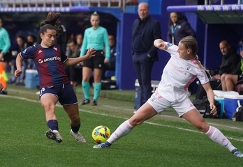 Allegra intercepta el balón ante Espe Pizarro.