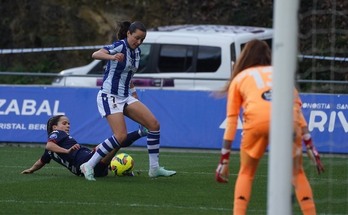 Samara intenta evitar la entrada de Amaiur en el área deportivista.