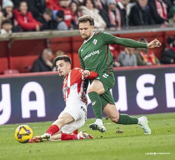 Carrillo, que ha visto la roja, pugna con Nico Serrano.