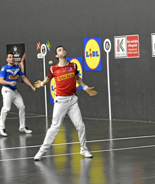 Jokin Altuna, pilotakada bat jotzen.