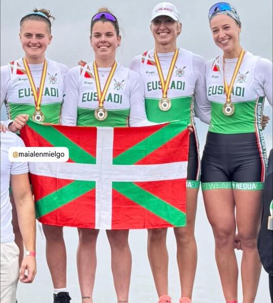 Raspas Arraun Elkarteko arraunlariak, ikurrinarekin podiumaren gorenean.