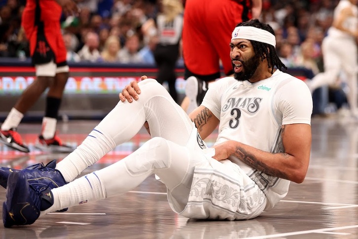 Anthony Davis ha vuelto a lesionarse en el transcurso de su debut con la camiseta de Dallas.