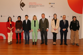 El consejero Bingen Zupiria, en medio, con los participantes en la jornada sobre juego responsable.