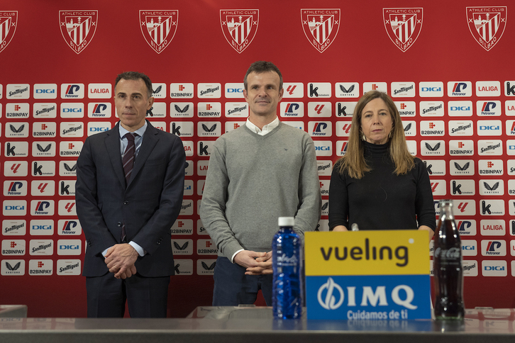 Jon Uriarte –en el centro–, en la rueda de prensa de este miércoles.