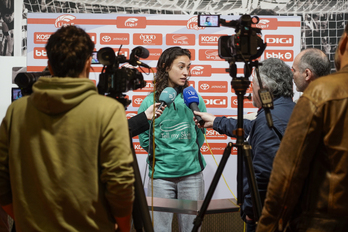 Nahikari García, entre cámaras, durante el Media Day de este jueves en San Mamés..