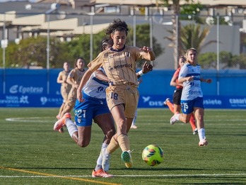 Elba se lleva el balón ante Gift Monday.