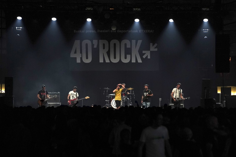 Añube taldeko kideak, oholtzan. Añube taldeko kideak, oholtzan.