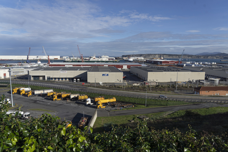 Vista panorámica de las instalaciones portuarias en Zierbena.