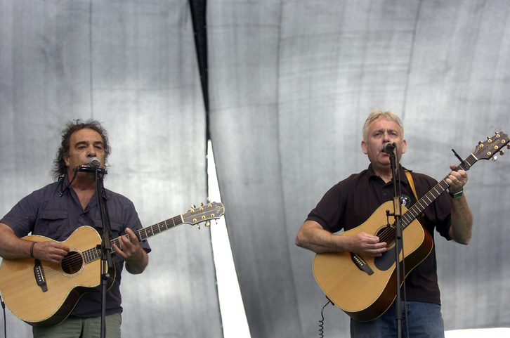 Bik McFarlane (a la derecha) junto a Anje Duhalde en el escenario de Hatortxu Rock, en 2009.