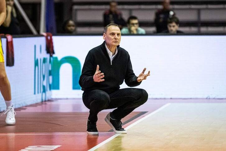 Roberto Iñiguez de Heredia dirige un partido desde la banda.