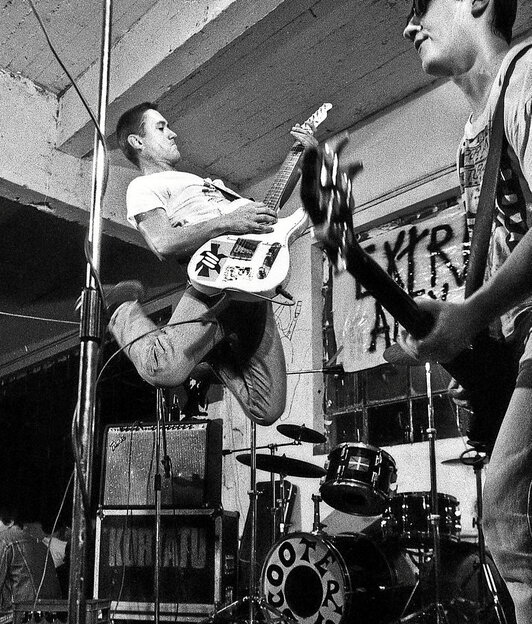 Fermin e Iñigo Muguruza en un concierto de Kortatu. Fotografías: Jon Iraundegi