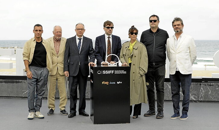 El equipo de «Tardes de soledad» posa tras el pase de esta película, ganadora de la Concha de Oro en la última edición de Zinemaldia.
