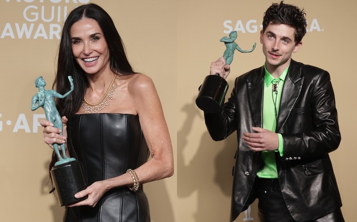 Demi Moore y Timothée Chalamet muestran sus galardones.