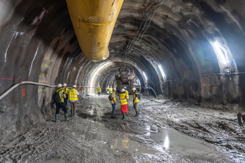 Una visita a las obras del Metro de Donostia llevada a cabo el año pasado. 