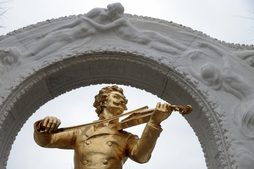 Johann Strauss Jr. musikariaren monumentua, Vienako Stadtpark-en.